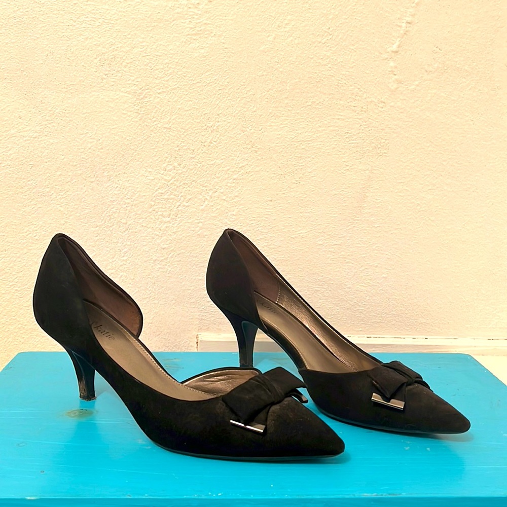 kelly&katie women’s size 9 black pointed heels with a bow